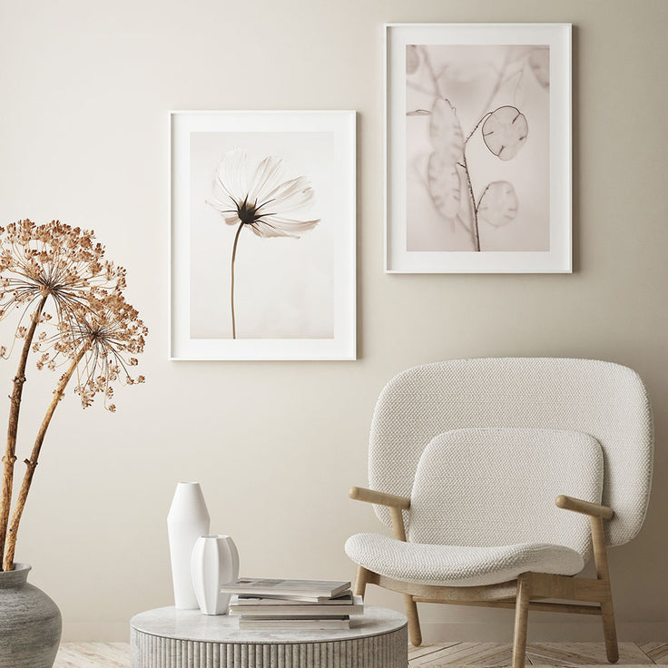 Beige geblümte Bilderwand neben einer schönen Leseecke