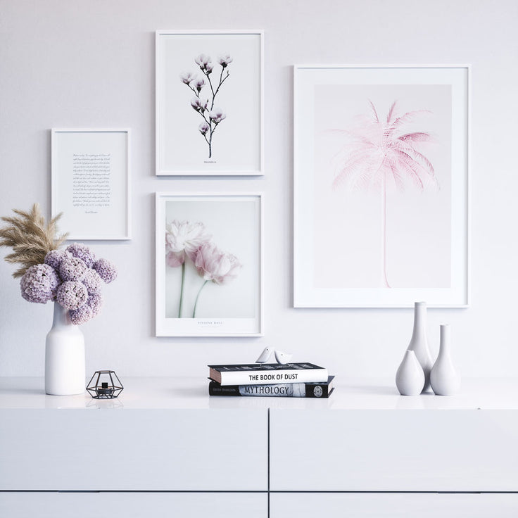 Blumenbilderwand über Sideboard