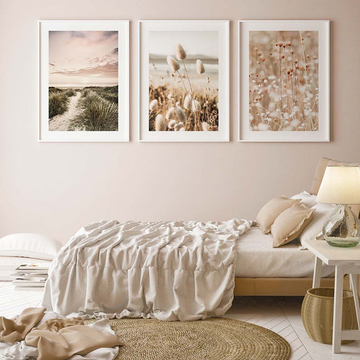 Natur inspirierte Bilderwand im beigen Schlafzimmer