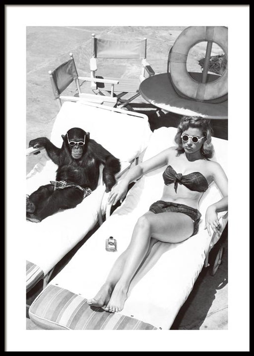 Femme prenant un bain de soleil avec un chimpanzé Affiche