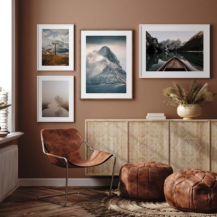 Bilderwand mit herbstlichen Naturpostern im braunen Wohnzimmer