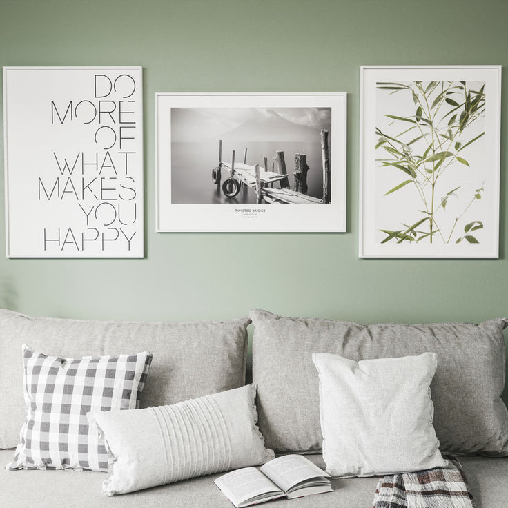 Bilderwand auf grauer Wand über Canvas Sofa