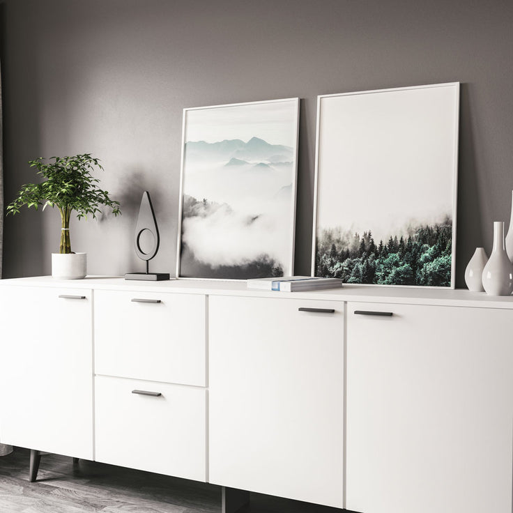 Bilderwand auf weißem Sideboard mit skandinavischem Design