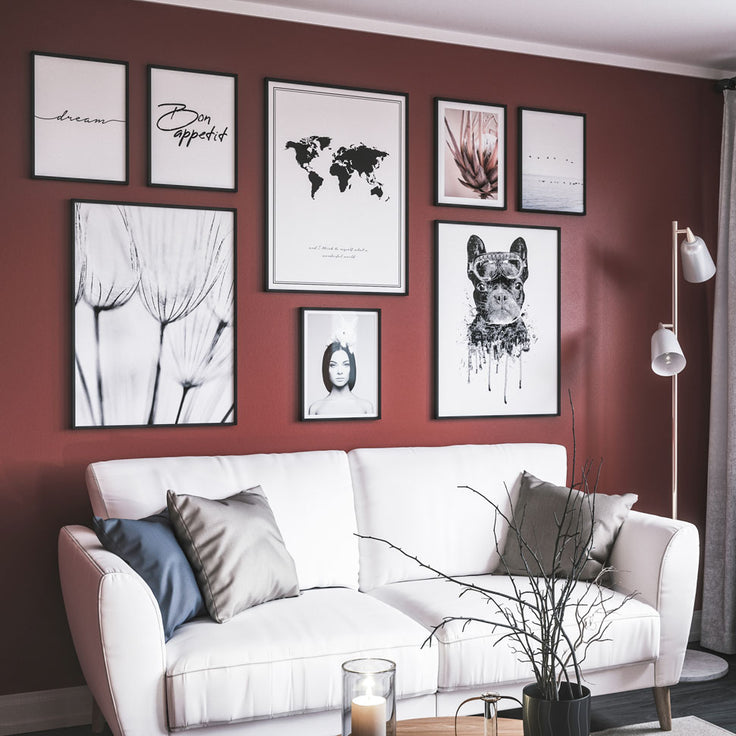 Bilderwand im Wohnzimmer mit roten Wänden
