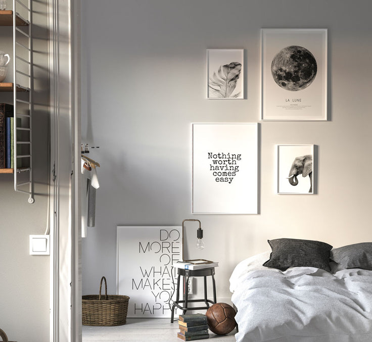 Bilderwand im minimalistischen Schlafzimmer