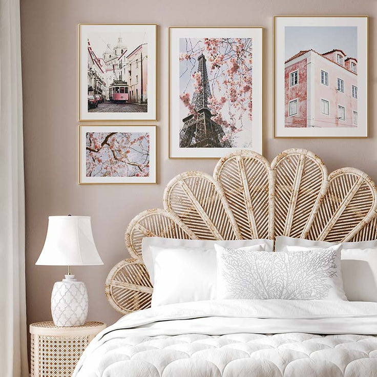 Bilderwand im rosa Schlafzimmer mit Frühlings Postern und Goldrahmen