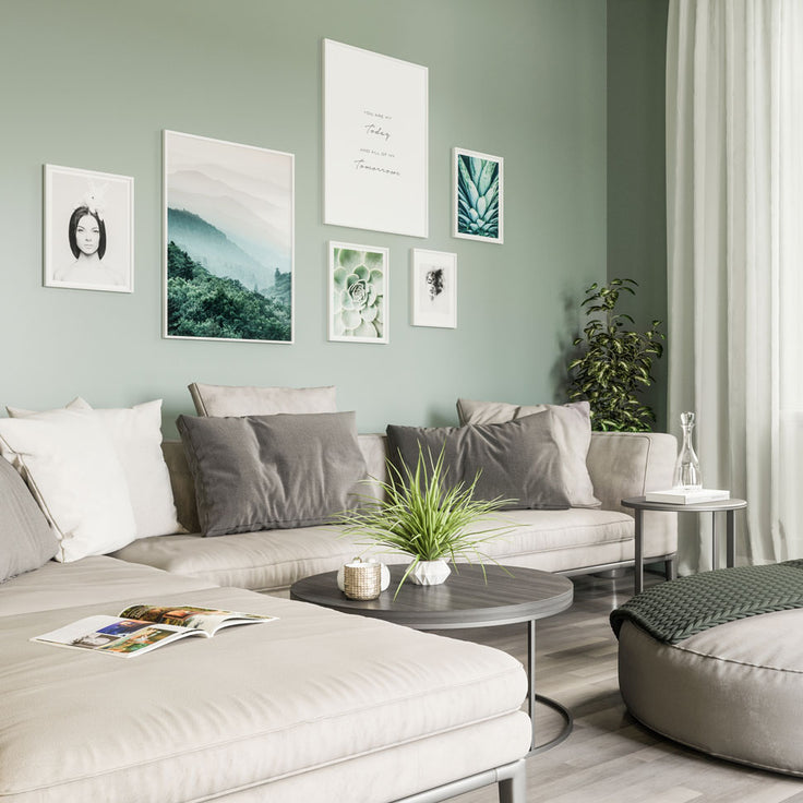 Bilderwand im schönen grün / beige Wohnzimmer