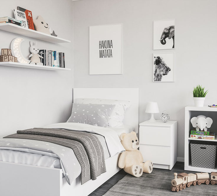 Bilderwand im schönen weißen Kinderraum