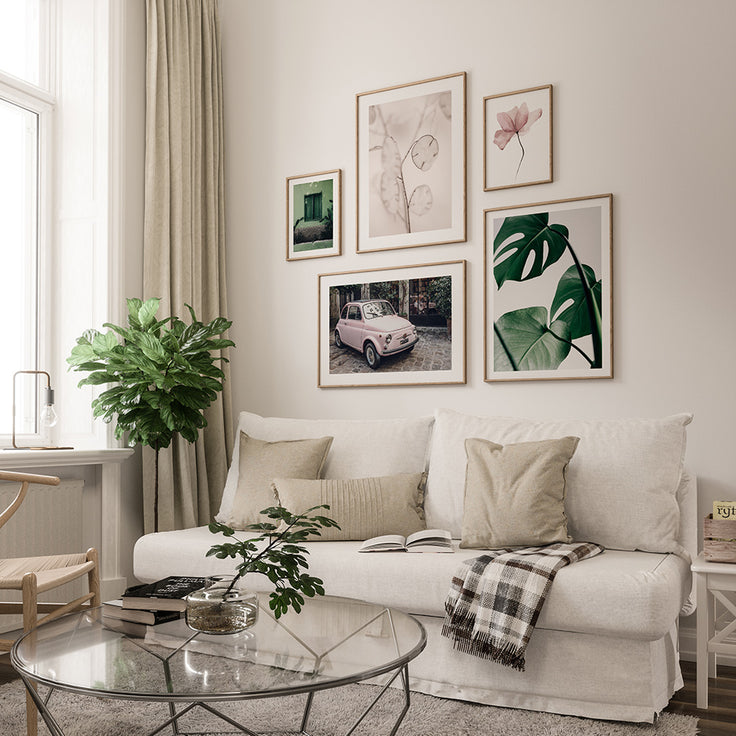 Bilderwand in beiger gemütlicher Interieur Eichenholzrahmen