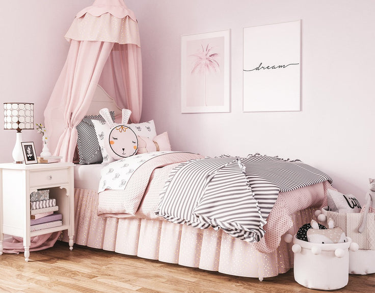 Bilderwand in einem rosa Kinderzimmer