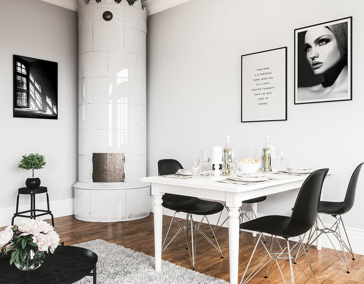 Bilderwand in einem schönen Wohnzimmer mit einem Kamin