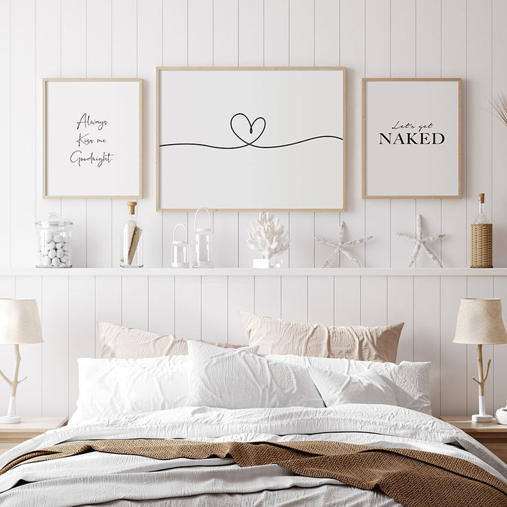 Bilderwand mit Eichenrahmen in einem weißen Schlafzimmer