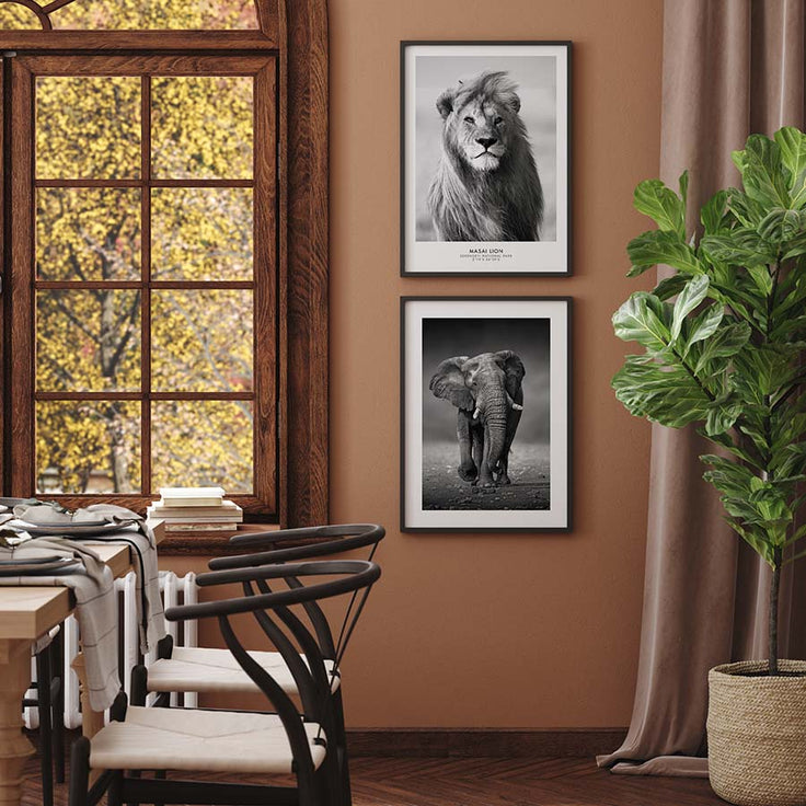 Bilderwand mit schwarzen und weißen Tieren im Speisesaal