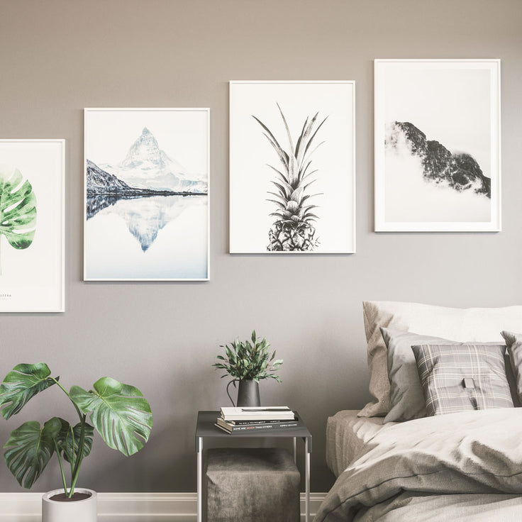 Bilderwand neben dem Bett