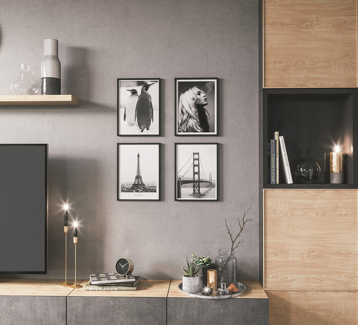 Bilderwand neben dem Fernseher