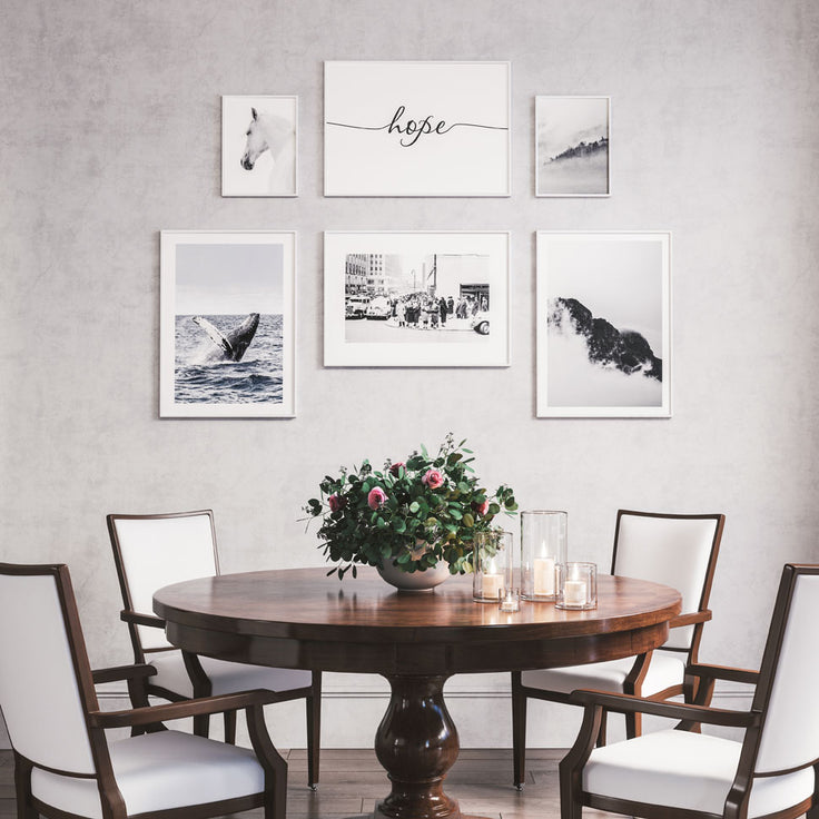 Bilderwand neben rundem Esstisch