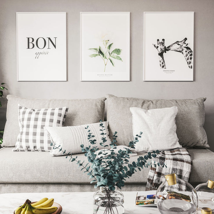 Bilderwand über beigem 2-Sitzer-Sofa