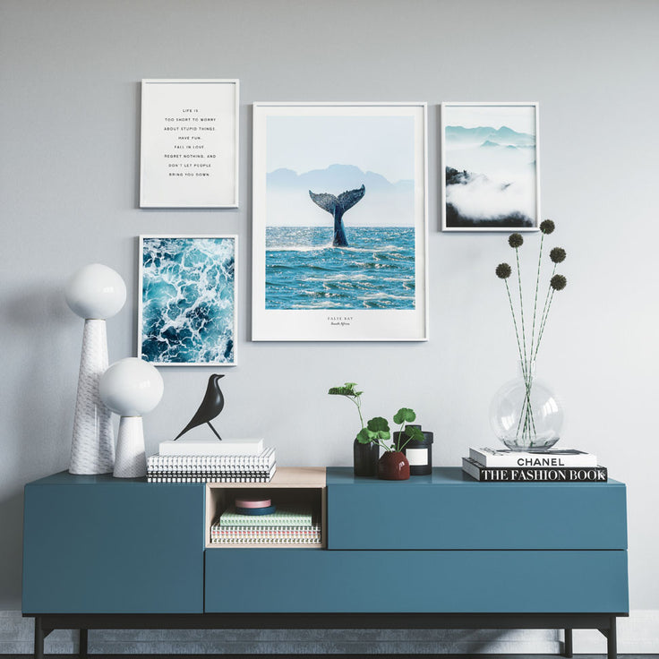 Bilderwand über blauem Sideboard