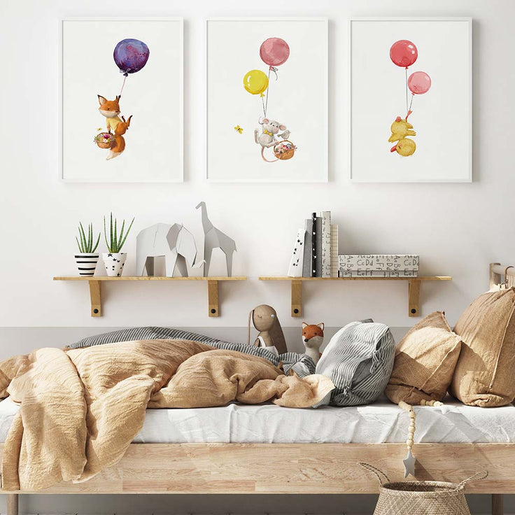 Bilderwand über dem Bett im Kinderzimmer