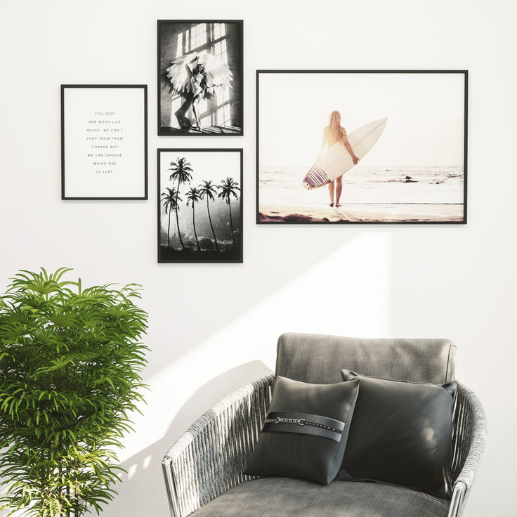 Bilderwand über schwarzem Sessel