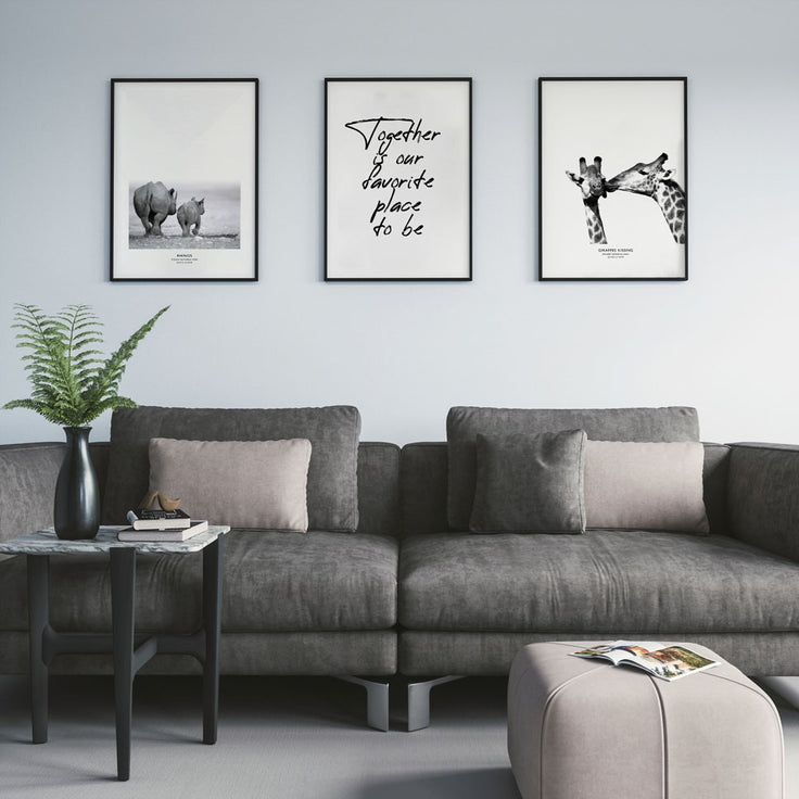 Bilderwand über stilvollem grauem Sofa