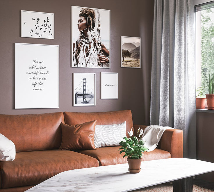 Bilderwand im Retro-Wohnzimmer