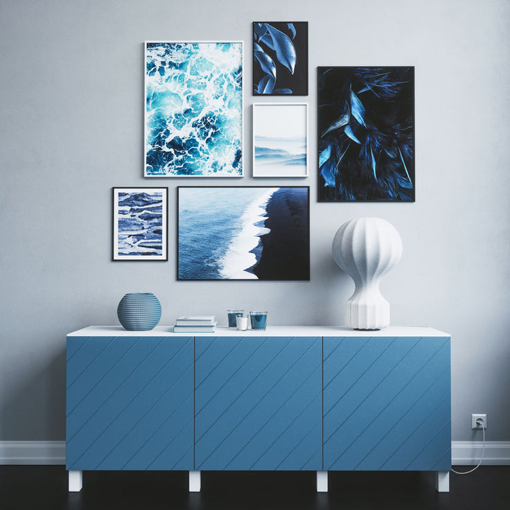 Blaue inspirierende Bilderwand über blauem Sideboard