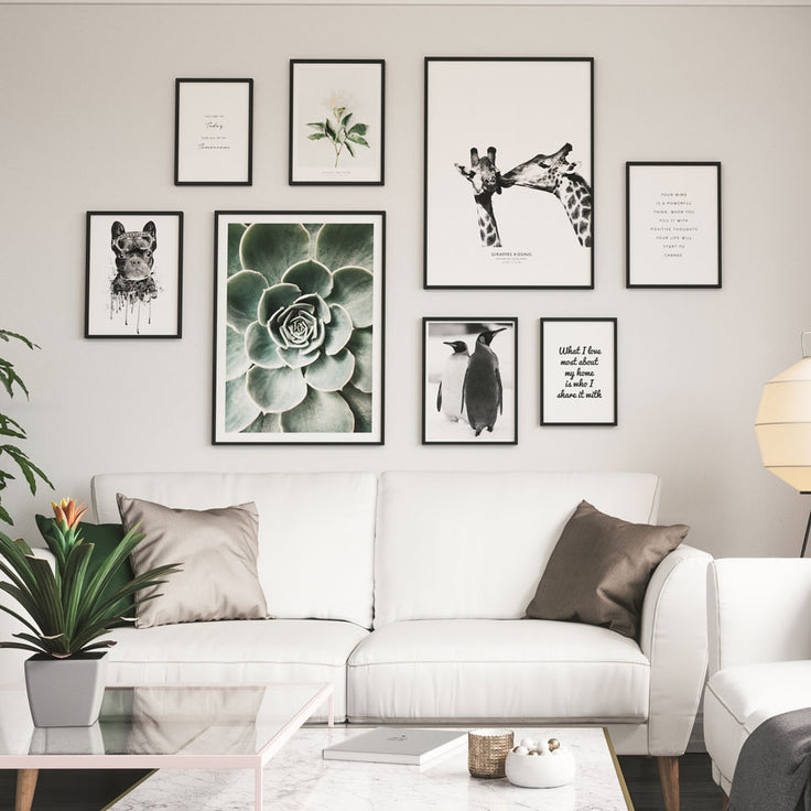 Blume-Tier-Zitatbilderwand über weißem Sofa im Wohnzimmer