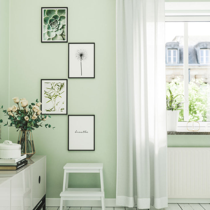 Blumenbilderwand nahe bei Fenster