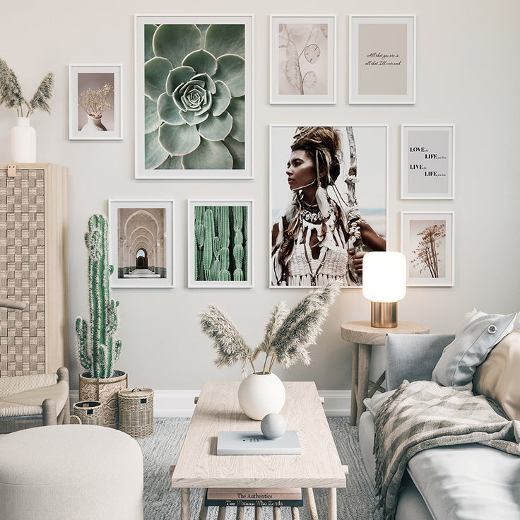 Elegante Galeriewand mit beiger Innenausstattung