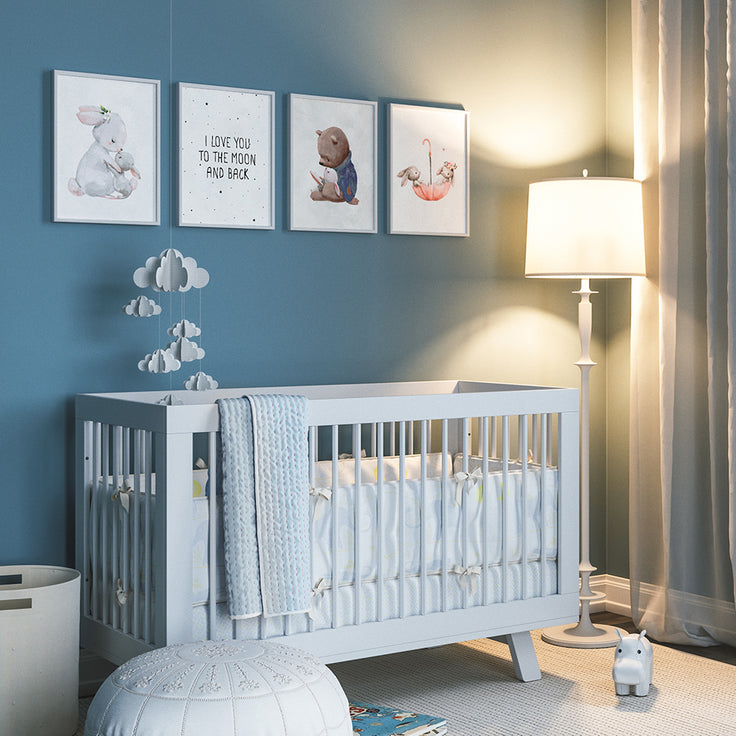 Friedliche Galeriewand über einem Babybett