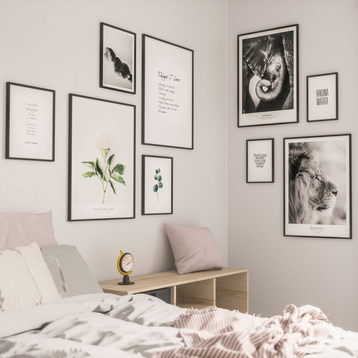 Große Bilderwand im schönen Schlafzimmer