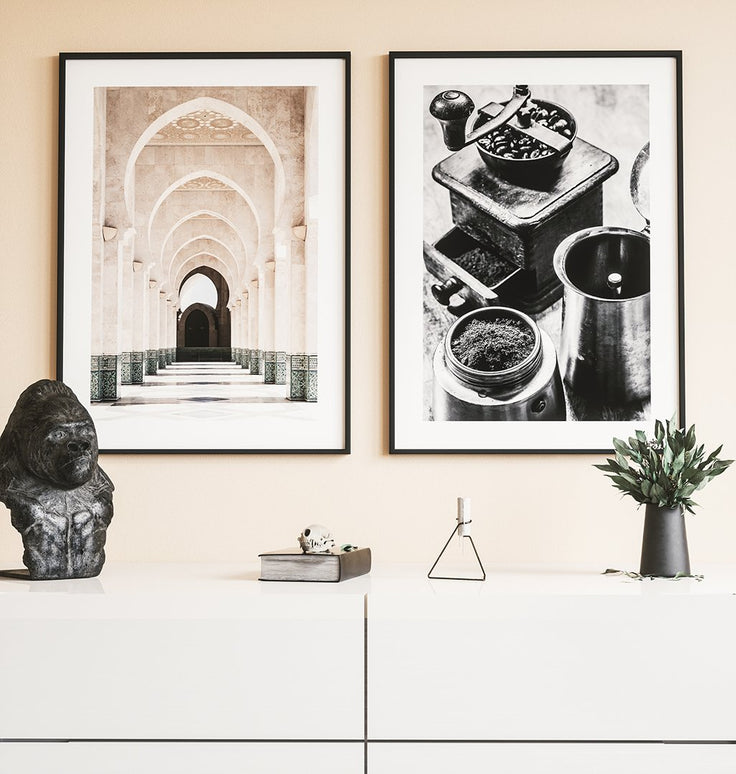 Kleine Bilderwand an gelber Wand über Sideboard