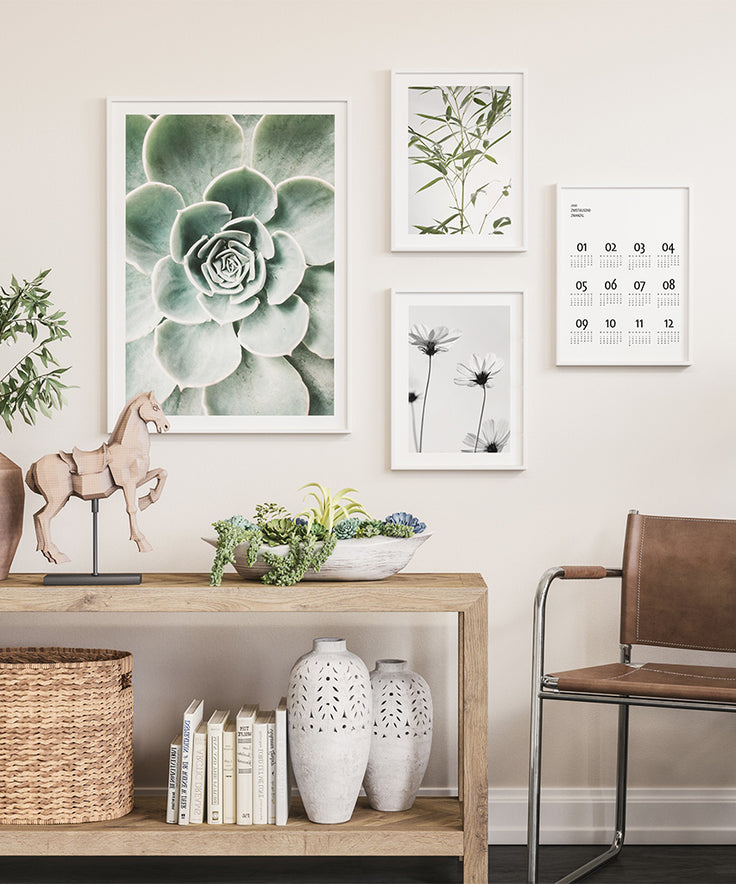 Kleine Botanik-Bildwand neben einem Holz-Sideboard