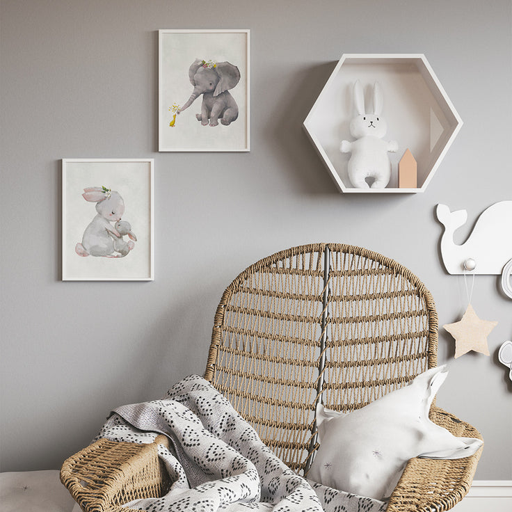 Kleine Galeriewand über einem schönen Stillstuhl