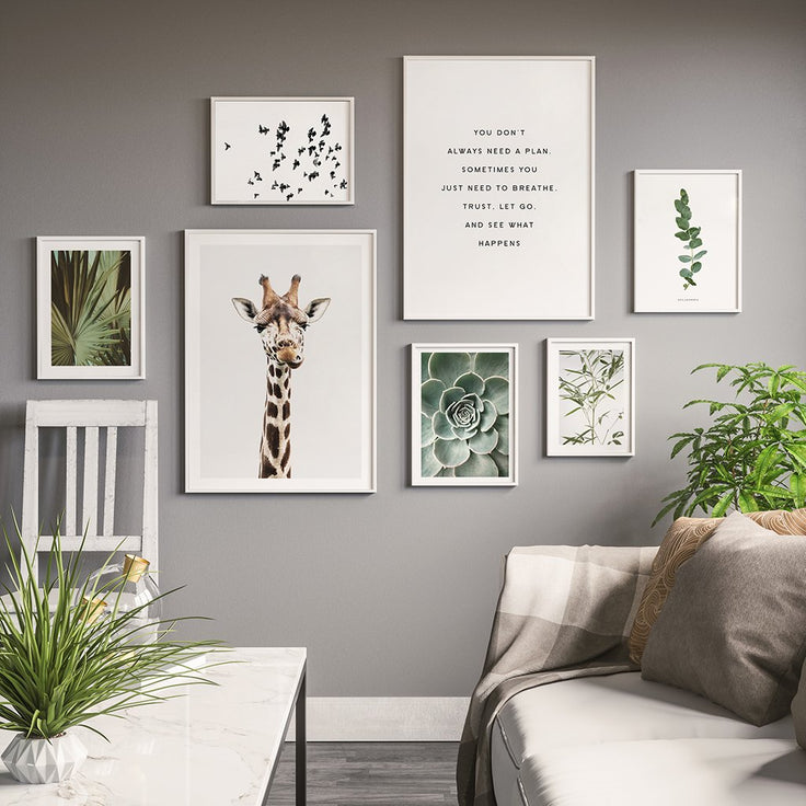 Natur- und tierisch inspirierte Bilderwand im Wohnzimmer