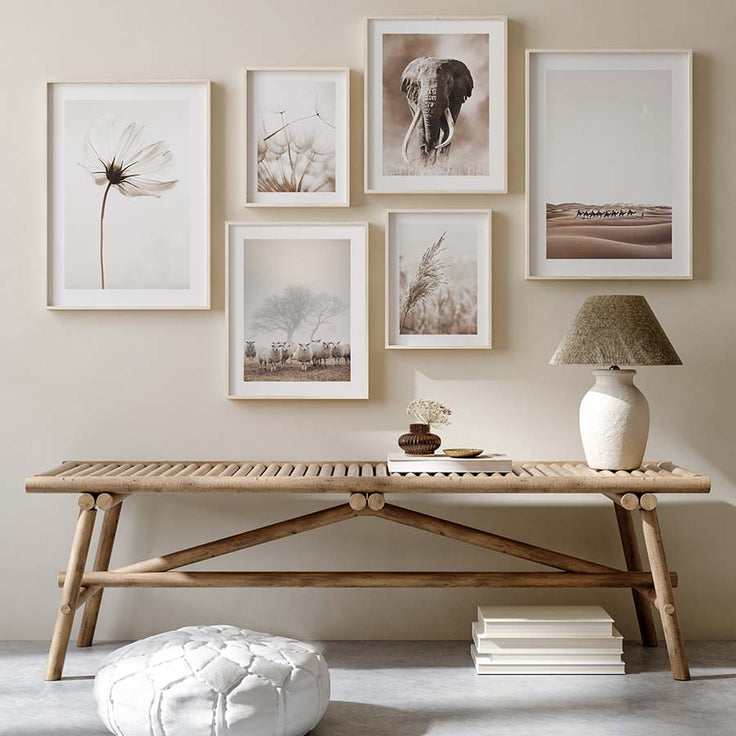 Natur inspirierte Bilderwand in einem beigen Eingangsbereich