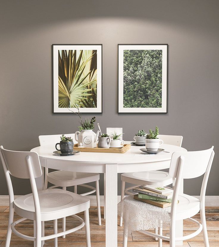 Naturbilderwand neben rundem Esstisch