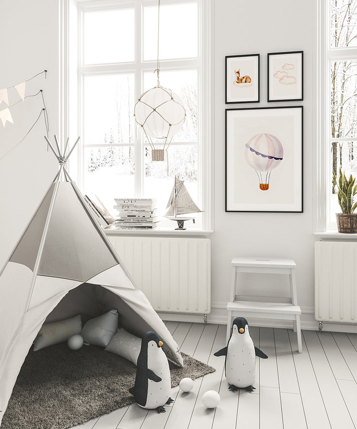 Niedliche Kinderposter in einem großen weißen Wohnzimmer