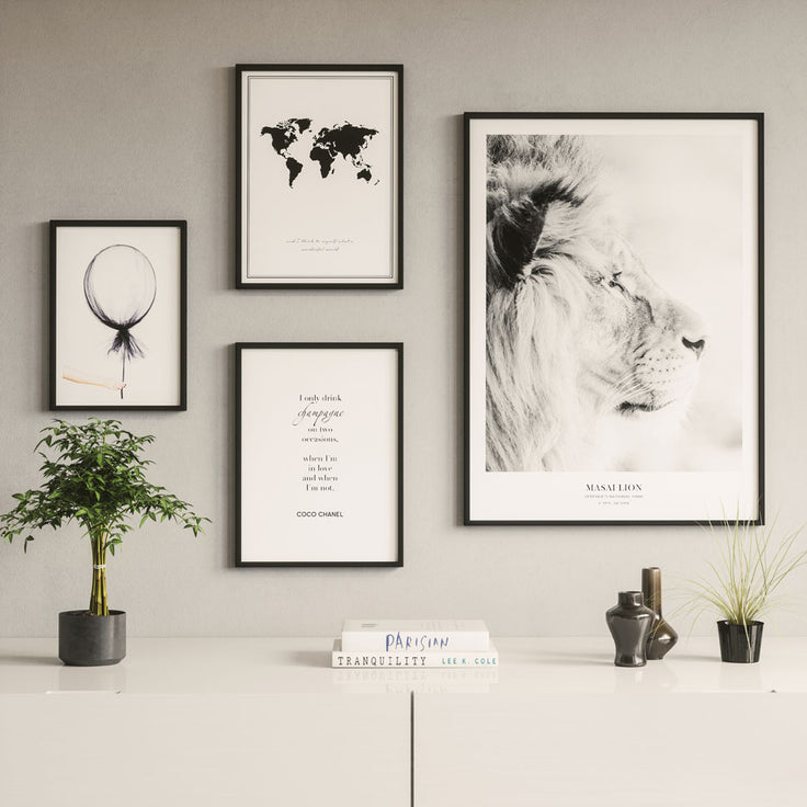 Schließen Sie herauf Bilderwand über Sideboard