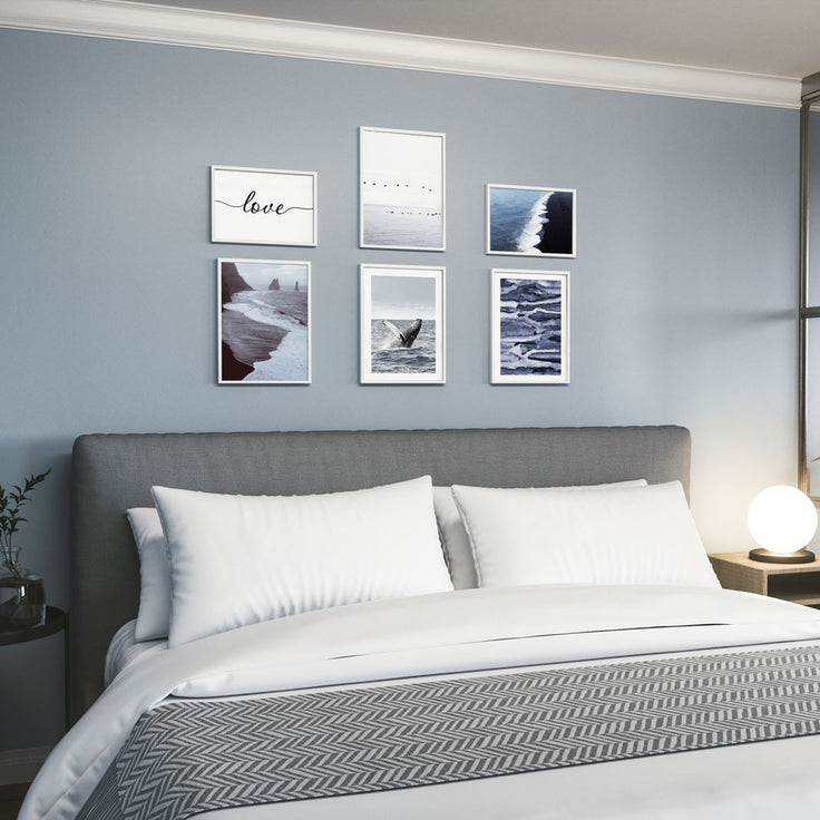 Schöne Poster mit Meeresmotiven über einem stilvollen Bett