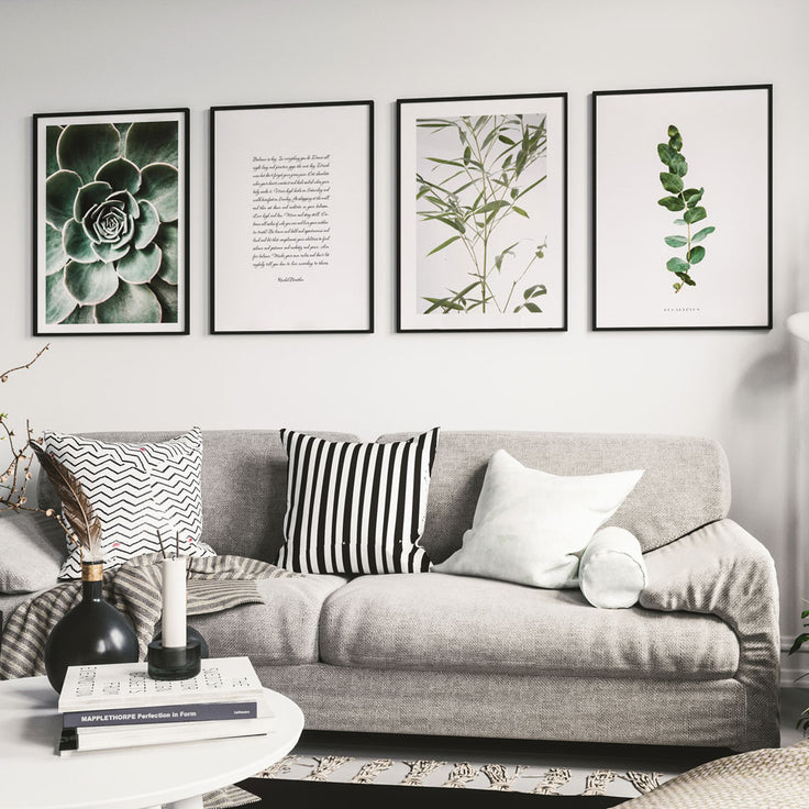 Schöne botanische Bilderwand über einem Sofa in einem gemütlichen Wohnzimmer