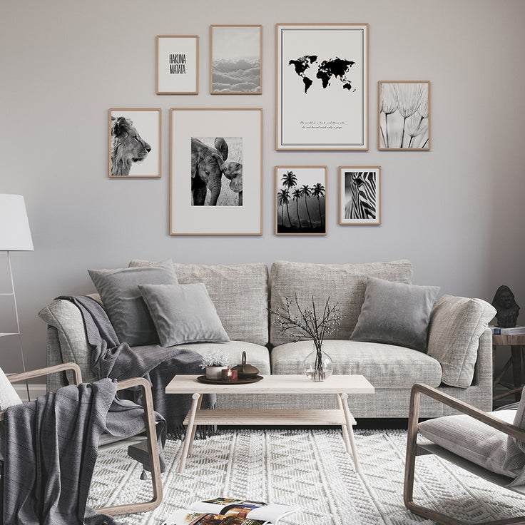 Schwarz-Weiß-Bilderwand im grauen Wohnzimmer