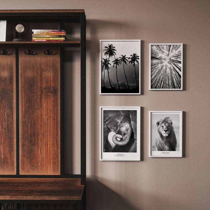 Schwarz-Weiß Bilderwand neben einem Hängegestell