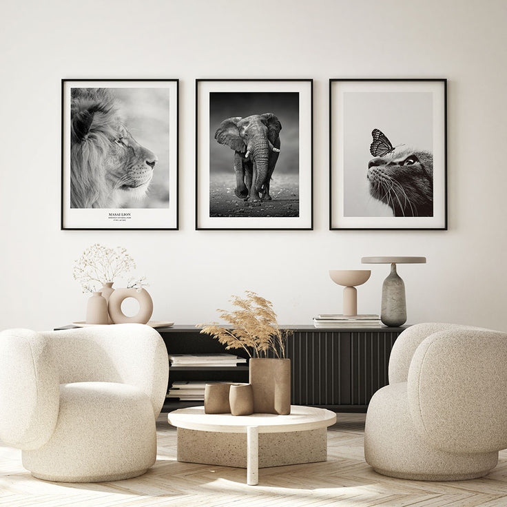 Schwarz-weiße Bilderwand mit Tieren im beigen Wohnzimmer