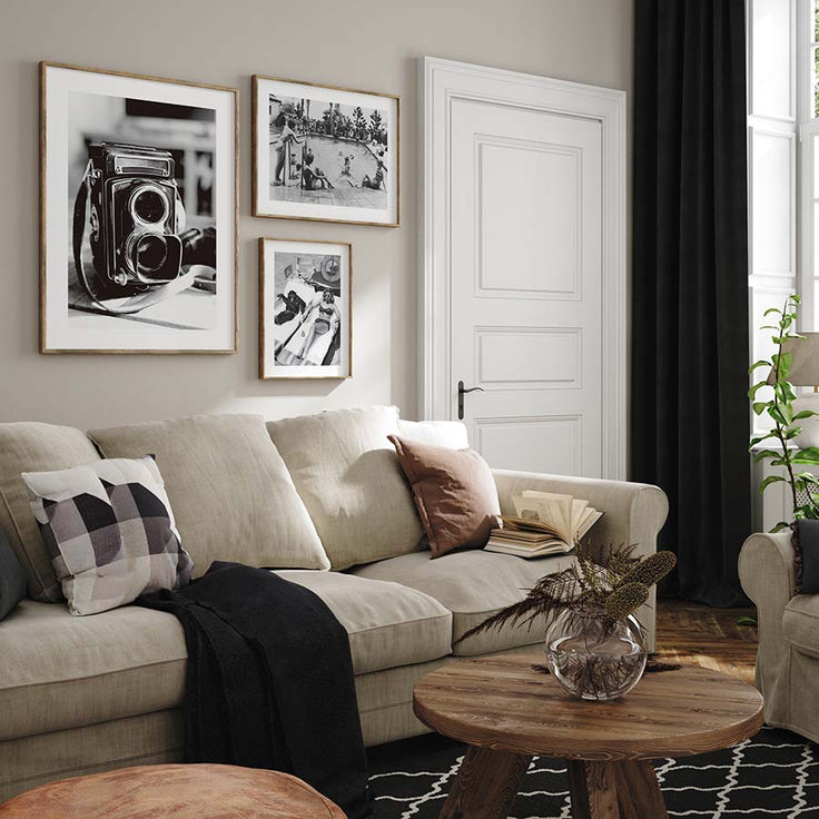 Schwarze und weiße Bilderwand im beigen Wohnzimmer