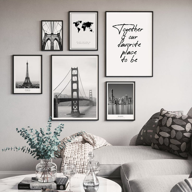 Schwarzweiss-Bilderwand nahe bei grauer Sofagruppe