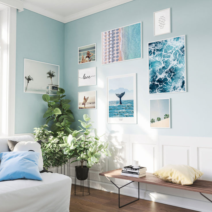 Sommerliche Bilderwand im modernen Wohnzimmer