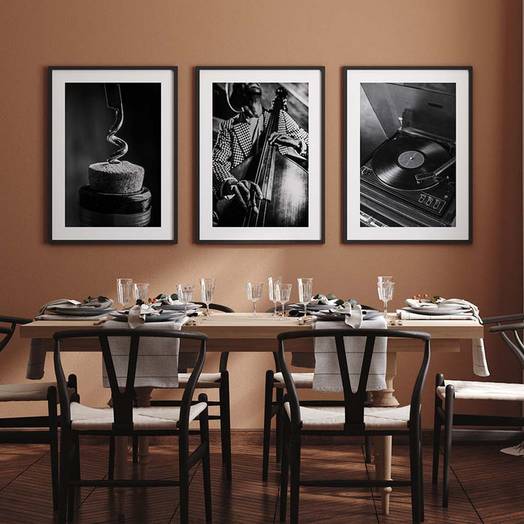 Stilvolle schwarz-weiße Bilderwand in einem braunen Esszimmer