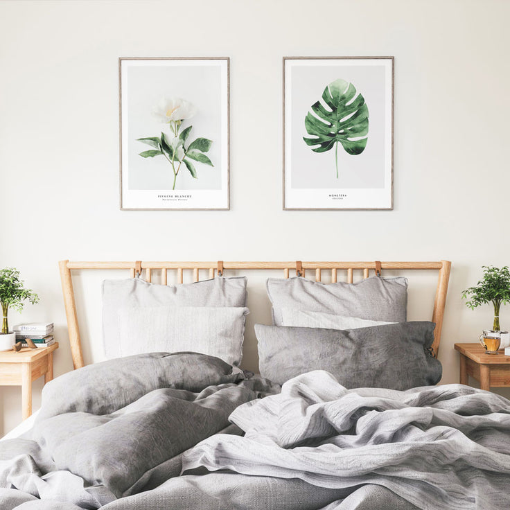 Botanikbilderwand über Bett